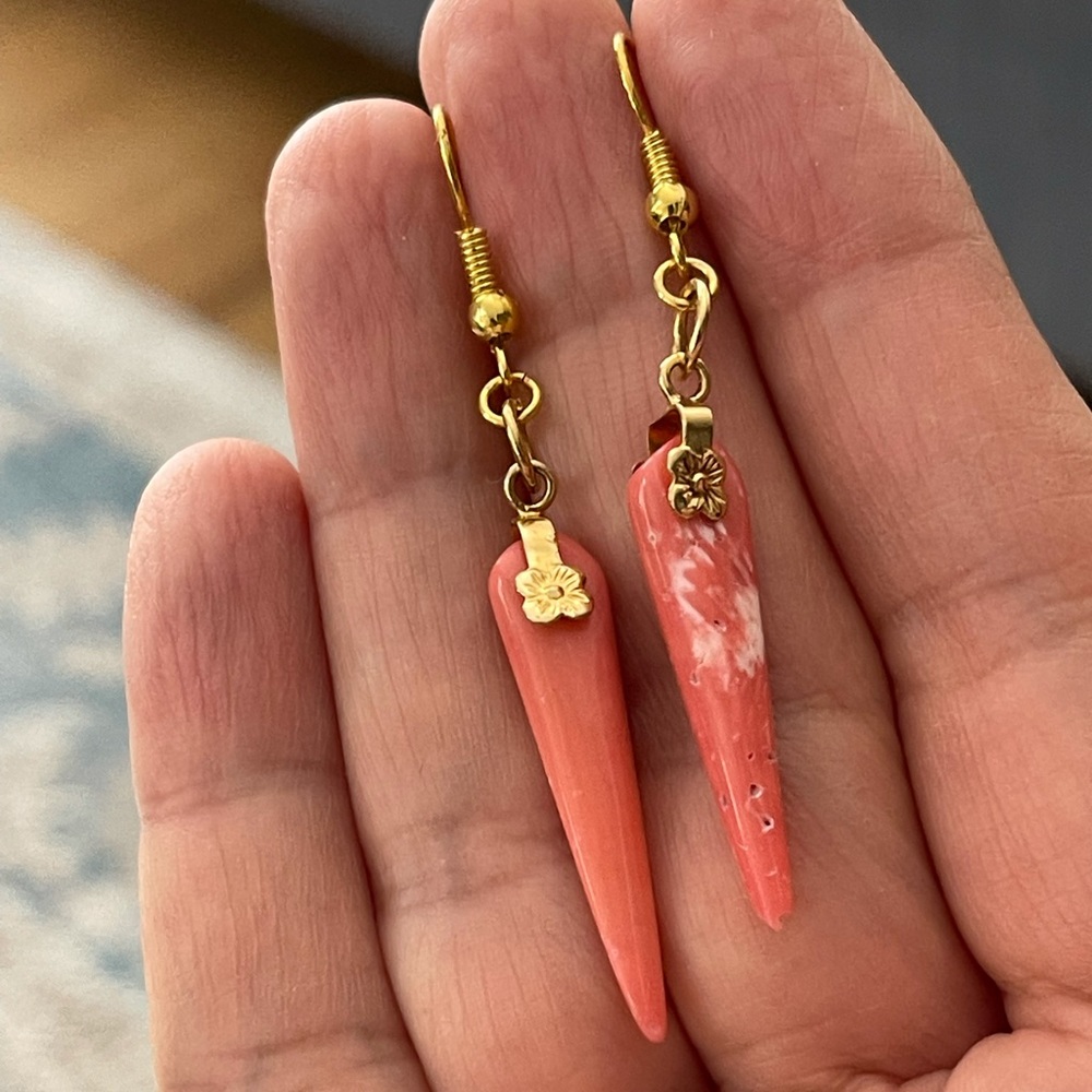 Vintage pink coral gold tone drop earrings